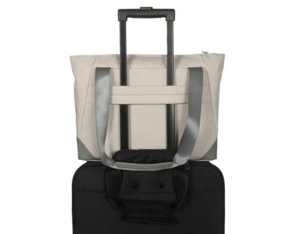 030720256866f61c2f558